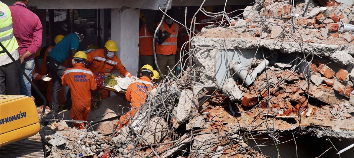  நான்கு மாடி விடுதி கட்டடம் திடீரென இடிந்து விழுந்தது. இந்தக் கோர விபத்து